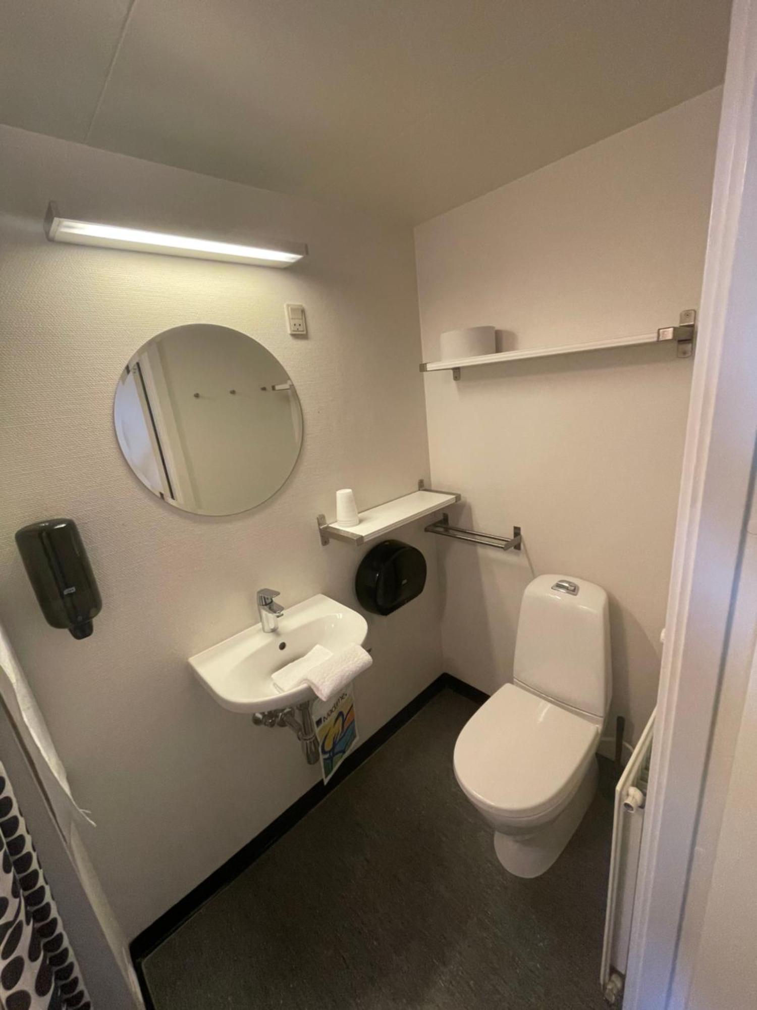 הוסטל סבנדבורג Stoberiet מראה חיצוני תמונה A typical bathroom in a hostel