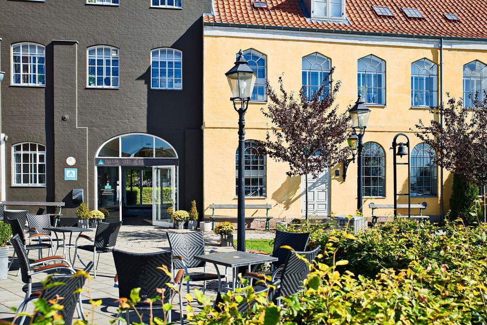 הוסטל סבנדבורג Stoberiet מראה חיצוני תמונה The former town hall of Sønderborg