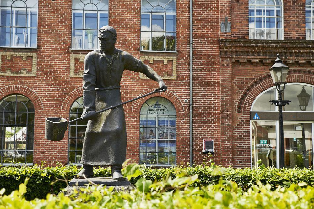 הוסטל סבנדבורג Stoberiet מראה חיצוני תמונה The statue of Mary Shelley in front of the school